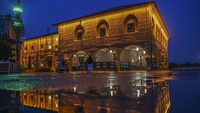 Masjid yang didirikan pada tahun 1427 tersebut memiliki karakteristik khas arsitektur abad ke-17 dan termasuk dalam daftar situs warisan dunia versi UNESCO.  
