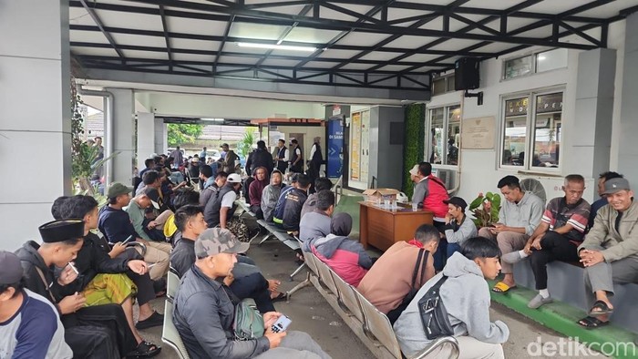 Masyarakat saat melakukan pembayaran Pajak Kendaraan Bermotor (PKB).