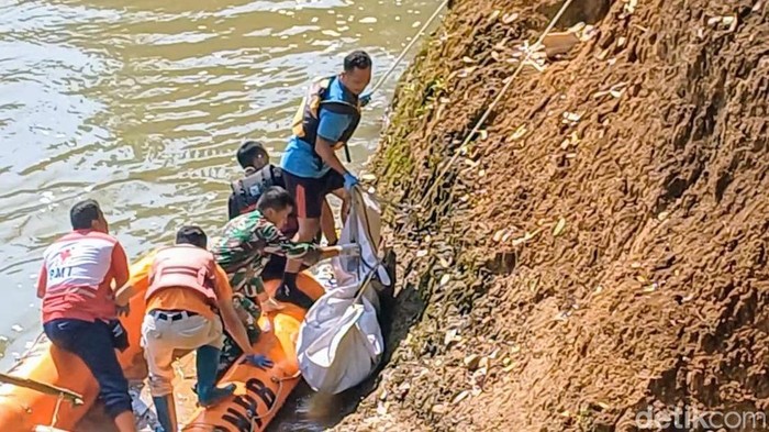 Petugas mengevakuasi mayat tanpa identitas di Sungai Bogowonto, Desa Bagelen, Kecamatan Bagelen, Purworejo, Rabu (9/4/2025).