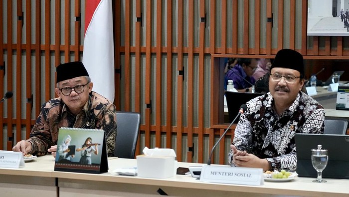 Mendikdasmen Abdul Muti (kiri) dan Menteri Sosial Gus Ipul (kanan) matangkan sistem yang akan digunakan di Sekolah Rakyat.