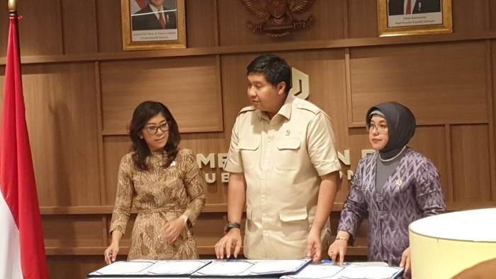 Menteri Komdigi Meutya Viada Hafid, Menteri PKP Maruarar Sirait, dan Kepala BPS Amalia Adininggar Widaysanti menandatangani nota kesepemahaman (MoU) penyediaan rumah subsidi untuk wartawan