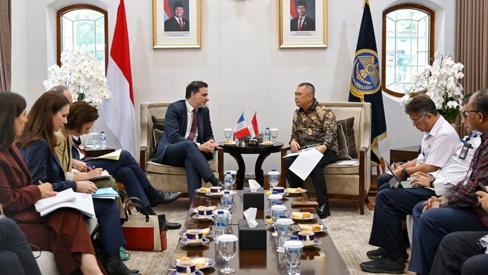 Menteri Perhubungan (Menhub) Dudy Purwagandhi bertemu dengan Menteri Perdagangan (Mendag) Prancis Laurent Saint-Martin di kantornya hari ini.
