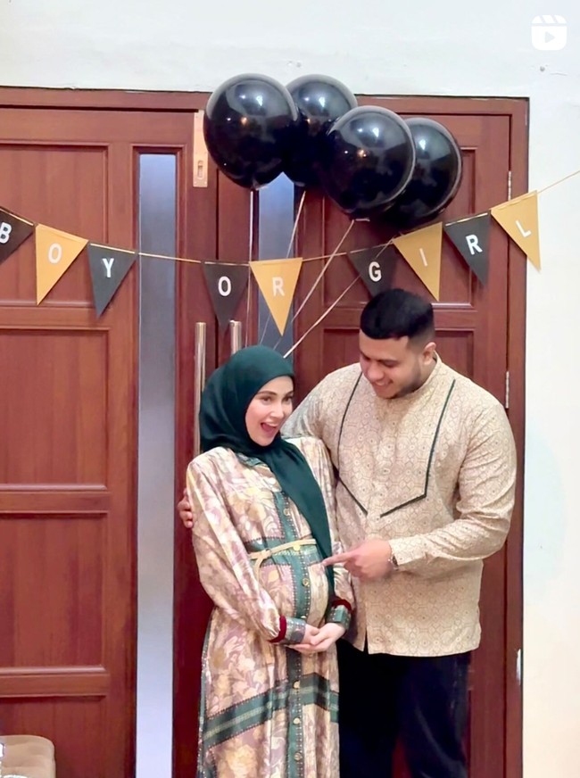 Istri Yislam Jaidi sekaligus kakak ipar Fadil Jaidi, Miskah Shafa, beberapa waktu lalu menggelar acara gender reveal sederhana bersama keluarga untuk mengumumkan jenis kelamin anak pertamanya. Dalam videonya Miskah mengungkapkan jika acara tersebut digelar mendadak, saat keluarga besarnya sedang berkumpul bersama. Foto: Instagram/@miskahshf