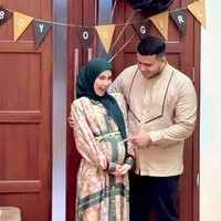 Istri Yislam Jaidi sekaligus kakak ipar Fadil Jaidi, Miskah Shafa, beberapa waktu lalu menggelar acara gender reveal sederhana bersama keluarga untuk mengumumkan jenis kelamin anak pertamanya. Dalam videonya Miskah mengungkapkan jika acara tersebut digelar mendadak, saat keluarga besarnya sedang berkumpul bersama. Foto: Instagram/@miskahshf