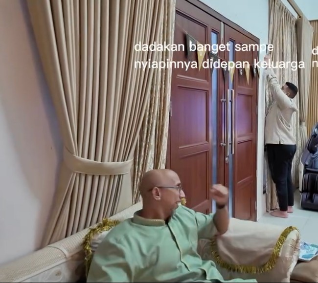 Terlihat bahwa persiapan dekorasi untuk acara gender reveal tersebut baru dilakukan saat para anggota keluarga sudah hadir. Anggota keluarga yang sudah hadir pun turut menyaksikan dan membantu. Foto: Instagram/@miskahshf