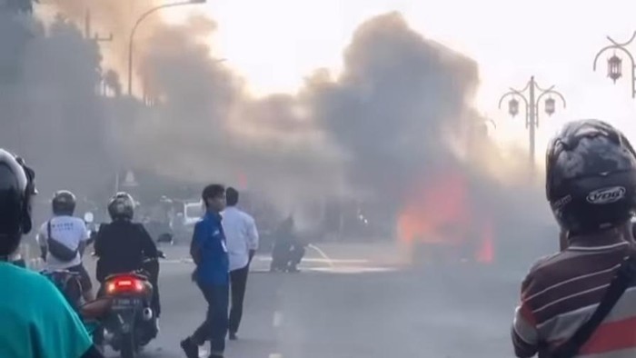 Mobil Cheverolet Spark terbakar di Jalur Pantura Tuban.