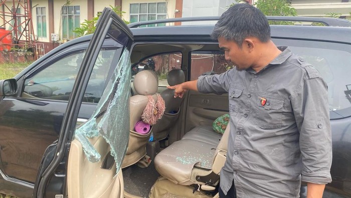 Mobil jadi sasaran maling pecah kaca saat ditinggal pemilik salat di masjid.