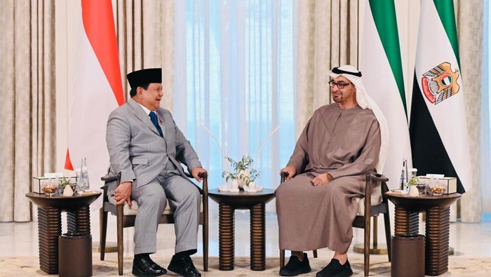 Momen pertemuan Prabowo bertemu Presiden MBZ di Abu Dhabi.