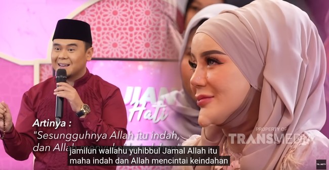 Belum lama ini, Yuni Jasmine hadir di kajian Ustaz Hilman Fauzi dan dipandu oleh Zeze Sahab. Wajah Yuni tanpa filter cukup membuat kaget publik karena dagunya tak selancip dalam konten Yuni di TikTok. Ia pun langsung memperkenalkan diri di depan umum. Foto: Dok. Youtube Trans Tv Official.
