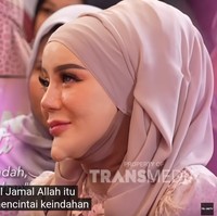 Belum lama ini, Yuni Jasmine hadir di kajian Ustaz Hilman Fauzi dan dipandu oleh Zeze Sahab. Wajah Yuni tanpa filter cukup membuat kaget publik karena dagunya tak selancip dalam konten Yuni di TikTok. Ia pun langsung memperkenalkan diri di depan umum. Foto: Dok. Youtube Trans Tv Official.