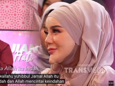Momen saat TikToker, Yuni Jasmine menghadiri kajian mendadak curi atensi publik. Postingan tersebut langsung viral di media sosial