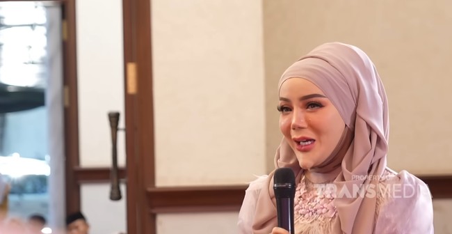 Dalam video, sang dokter menyoroti bagian dagu Yuni yang dianggapnya bukan lancip tapi jendol. Yuni sendiri mengaku bahwa hal itu mungkin terjadi karena ia mencampur berbagai jenis filler dari beberapa tangan dokter dan terus melakukannya tanpa mempedulikan bentuk yang natural. Ia pun meyakinkan bahwa itu terjadi atas keinginannya sendiri. Foto: Dok. Youtube Trans Tv Official.