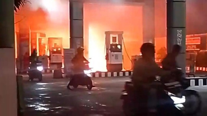 Motor terbakar di SPBU Plaju.