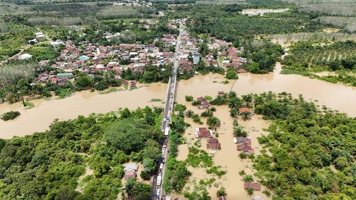 Banjir di Tungkal Jaya kini capai 1 meter.
