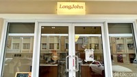 Gerai Long John persis di seberang Nikoya Bakes yaitu di Ruko Pisa Grande, Jl. Boulevard Raya Gading Serpong No.12 Blok M.