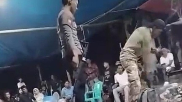 Oknum babinsa (pakai topi) di Selayar diduga menganiaya warga saat acara hajatan.