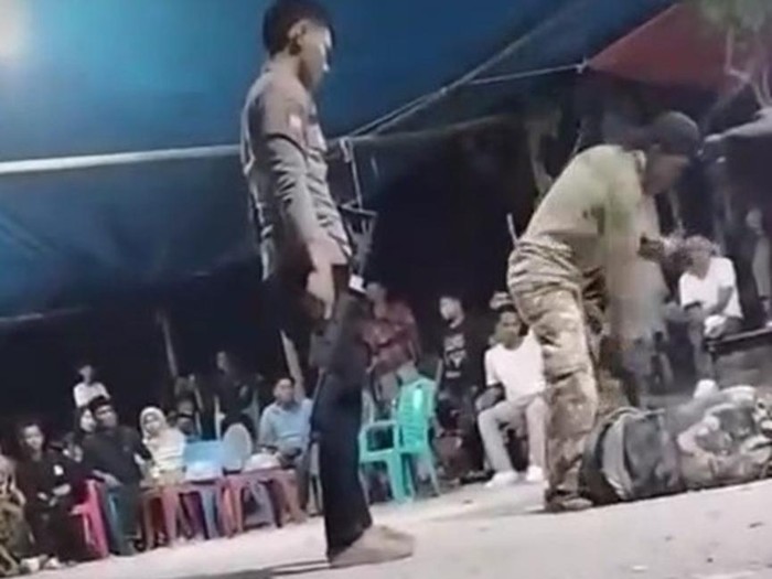 Oknum babinsa (pakai topi) di Selayar diduga menganiaya warga saat acara hajatan.