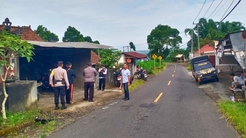 Olah TKP di garasi motor milik I Kadek Suartana di Desa Besakih, Kecamatan Rendang, Karangasem, Rabu (9/4/2025) (dok. Polres Karangasem)