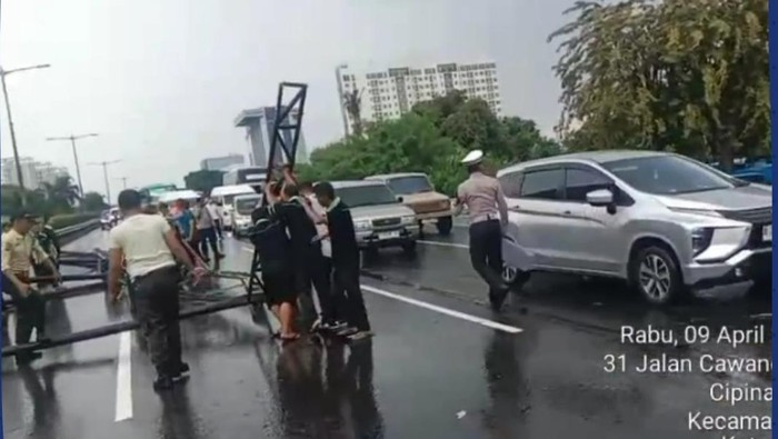 Papan reklame roboh menimpa sebagian Jalan Tol Dalam Kota arah Cawang.