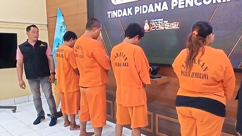 Para tersangka pencurian yang ditangkap selama Operasi Cipkon Agung 2025 menjelang Idul Fitri dihadirkan saat konferensi pers di Aula Mapolres Jembrana, Rabu (9/4/2025). (I Putu Adi Budiastrawan/detikBali)