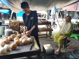 Ibu-ibu Resah Harga Kelapa Parut di Pandeglang Tembus Rp 25 Ribu Per Butir