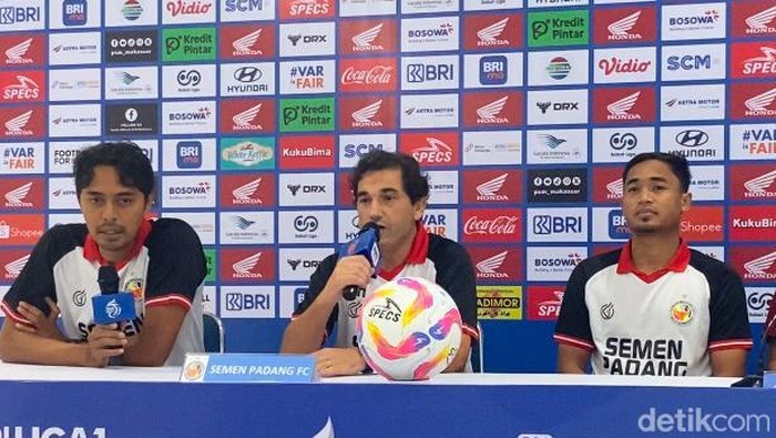 Pelatih Semen Padang FC Eduardo Almeida saat konferensi pers jelang laga kontra PSM Makassar di Stadio Gelora BJ Habibie Parepare.