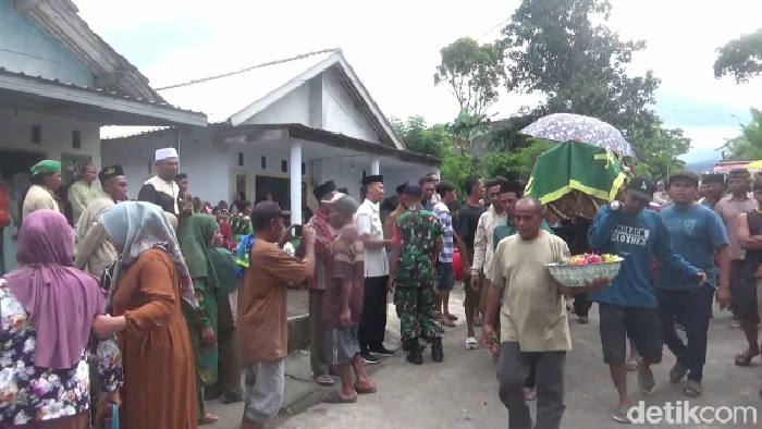 Pemakaman wisatawan yang tewas di Pantai Bambang Lumajang