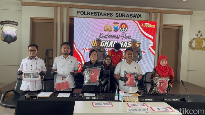 Pelaku pembunuhan ayah di Surabaya saat konferensi pers