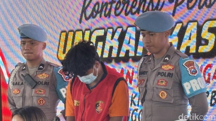 Pelaku pembunuhan ayah di Surabaya saat konferensi pers