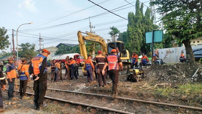 Pemerintah telah menutup Perlintasan Sebidang Nomor 11 yang terletak di antara Stasiun Indro dan Stasiun Kandangan.