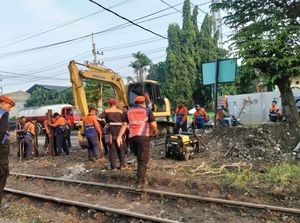 Laka Maut gegara Trailer Terobos Rel di Gresik, KAI: Itu Melanggar Hukum!