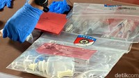 Penyidik juga telah mengamankan sejumlah barang bukti terdiri dari 2 buah infus fullset, kemudian 2 buah sarung tangan, 7 buah suntikan, 12 buah jarum suntik, 1 buah kondom, dan beberapa obat-obatan. Pelaku disangkakan Pasal 6 C, Undang-undang nomor 12 tahun 2022 yaitu tentang Tindak Pidana Kekerasan Seksual dengan ancaman hukumannya yaitu penjara paling lama 12 tahun