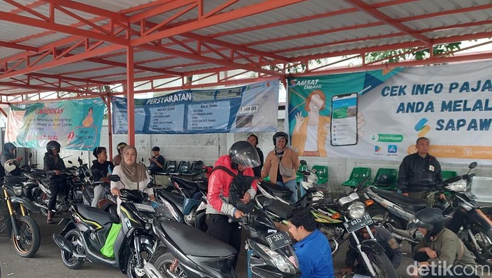 pemilik kendaraan melakukan penggesekan rangka kendaraan di Samsat Cimahi