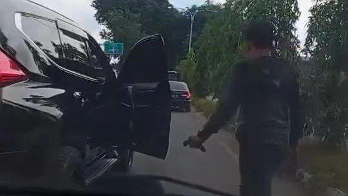 Pemobil Pajero di Palembang mengancam pengendara lain