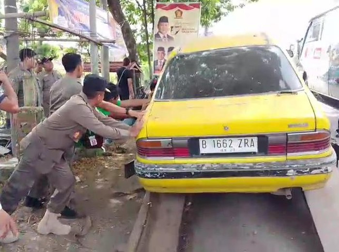 Penampakan mobil yang jadi tempat tinggal di jalan Pantura Juwana, Kabupaten Pati, Rabu (9/4/2025).