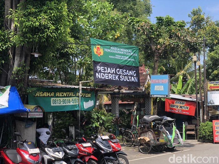 Penampakan spanduk yang dipasang warga dekat Stasiun Lempuyangan, Kota Jogja, Rabu (9/4/2025).