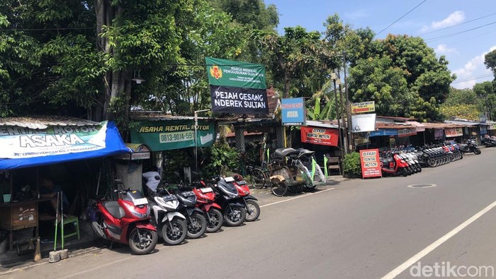 Penampakan spanduk yang dipasang warga dekat Stasiun Lempuyangan, Kota Jogja, Rabu (9/4/2025).