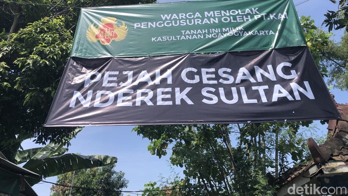 Penampakan spanduk yang dipasang warga dekat Stasiun Lempuyangan, Kota Jogja, Rabu (9/4/2025).