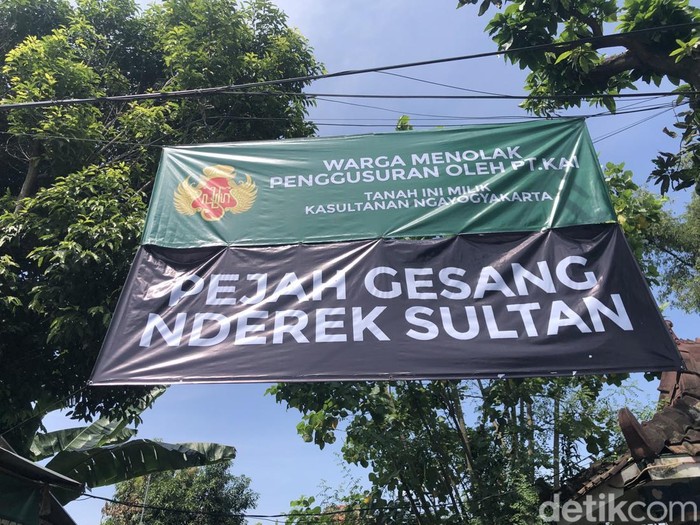 Penampakan spanduk yang dipasang warga dekat Stasiun Lempuyangan, Kota Jogja, Rabu (9/4/2025).