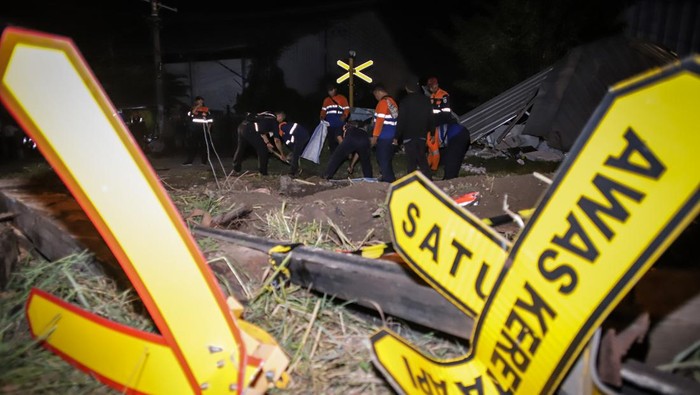 Penanganan jalur rel kereta pascakecelakaan di Gresik Kereta api melintas di lokasi kecelakaan truk bermuatan kayu gelondangan dengan kereta api Commuter Line Jenggala di KM 7+600 antara Stasiun Indro-Kandangan Gresik, Jawa Timur, Selasa (8/4/2025). PT Kereta Api Indonesia (KAI) memastikan insiden kecelakaan tersebut tidak mengganggu perjalanan kereta api jarak jauh di jalur utara. ANTARA FOTO/Rizal Hanafi/YU