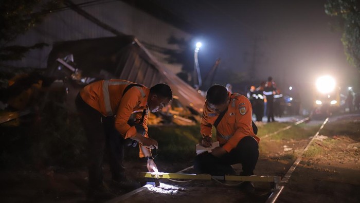 Penanganan jalur rel kereta pascakecelakaan di Gresik Kereta api melintas di lokasi kecelakaan truk bermuatan kayu gelondangan dengan kereta api Commuter Line Jenggala di KM 7+600 antara Stasiun Indro-Kandangan Gresik, Jawa Timur, Selasa (8/4/2025). PT Kereta Api Indonesia (KAI) memastikan insiden kecelakaan tersebut tidak mengganggu perjalanan kereta api jarak jauh di jalur utara. ANTARA FOTO/Rizal Hanafi/YU