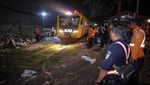 Penanganan Jalur Rel Kereta Pascakecelakaan di Gresik
