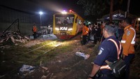 Kereta api melintas di lokasi kecelakaan truk bermuatan kayu gelondangan dengan kereta api Commuter Line Jenggala di KM 7+600 antara Stasiun Indro-Kandangan Gresik, Jawa Timur, Selasa (8/4/2025). 