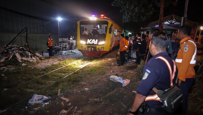 Penanganan jalur rel kereta pascakecelakaan di Gresik Kereta api melintas di lokasi kecelakaan truk bermuatan kayu gelondangan dengan kereta api Commuter Line Jenggala di KM 7+600 antara Stasiun Indro-Kandangan Gresik, Jawa Timur, Selasa (8/4/2025). PT Kereta Api Indonesia (KAI) memastikan insiden kecelakaan tersebut tidak mengganggu perjalanan kereta api jarak jauh di jalur utara. ANTARA FOTO/Rizal Hanafi/YU