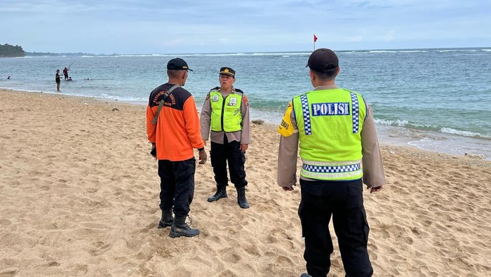 Pencarian korban tenggelam di Pantai Balekambang.
