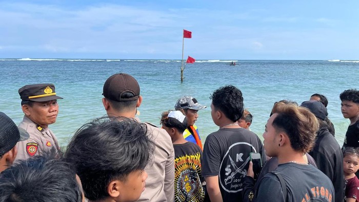 Pencarian korban tenggelam di Pantai Balekambang.