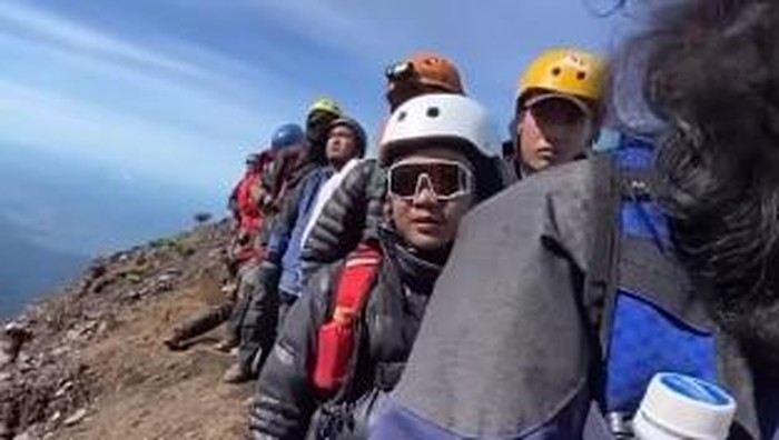 Pendakian Gunung Raung yang ramai saat Libur Lebaran 2025.
