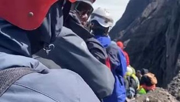 Pendakian Gunung Raung yang ramai saat Libur Lebaran 2025.
