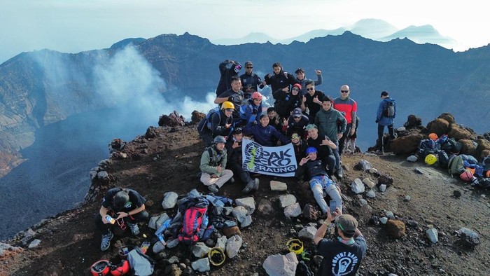 Pendakian Gunung Raung yang ramai saat Libur Lebaran 2025.