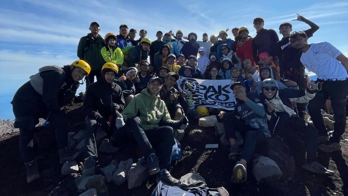 Pendakian Gunung Raung yang ramai saat Libur Lebaran 2025.